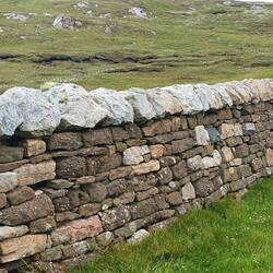 Überall in den Highlands gibt es diese kunstvoll gebauten Mauern