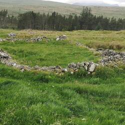 Reste von Bauerngehöften, die Schafweiden zum Opfer fielen