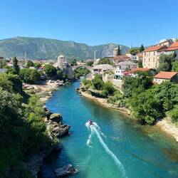 Altstadt mit Stari Most über den Fluss Neretva