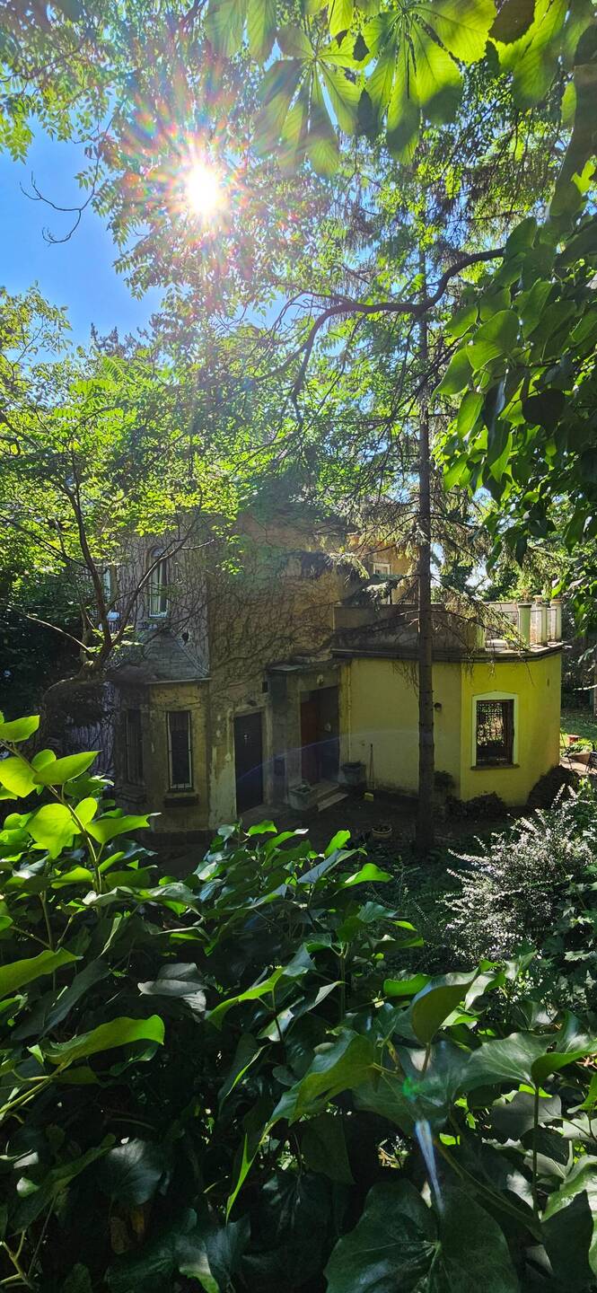 Notre logement dans une veille maison dans son jus, idéalement placée dans un quartier résidentiel.