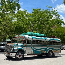 Ein öffentlicher Bus auf dem Tikal-Parkplatz 🚍