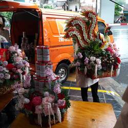 Geschenke werden ausgeladen