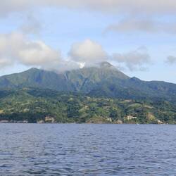 Vulkan Pelée trohnt über St. Pierre