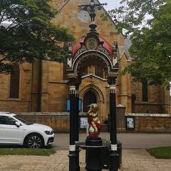 Interessante Skulptur vor der Kathedrale von Dornoch