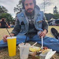 Arepa con plátano y plato con salmón