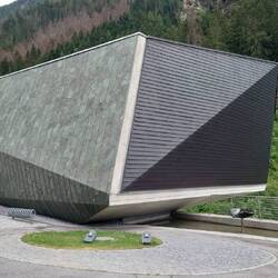 Futuristisches Gemeindehaus mit Saal, Kneipe, Feuerwehr