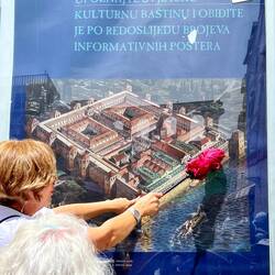 So sah der Diokletianpalast einst aus. In Ost-Nord-West-Süd je ein Tor, eins mit Meerzugang.