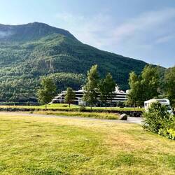 Auch in Flåm laufen die großen Kreuzfahrtschiffe ein
