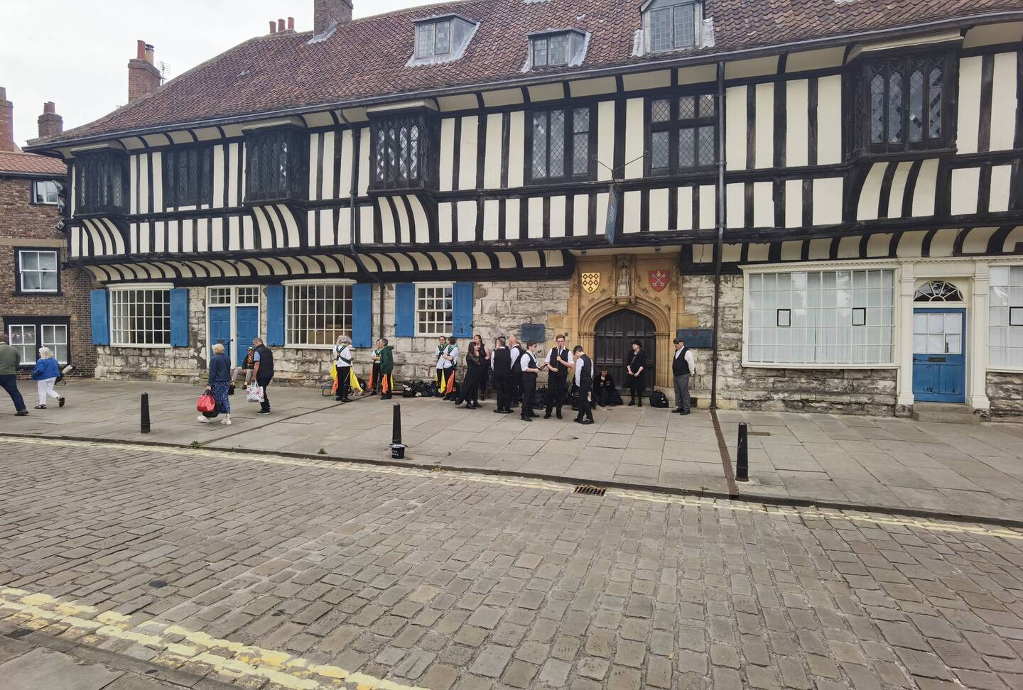 Morris Dancers bereiten sich zum Tanz vor