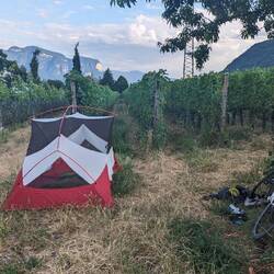 Mein Pennplatz, leider direkt am Weg