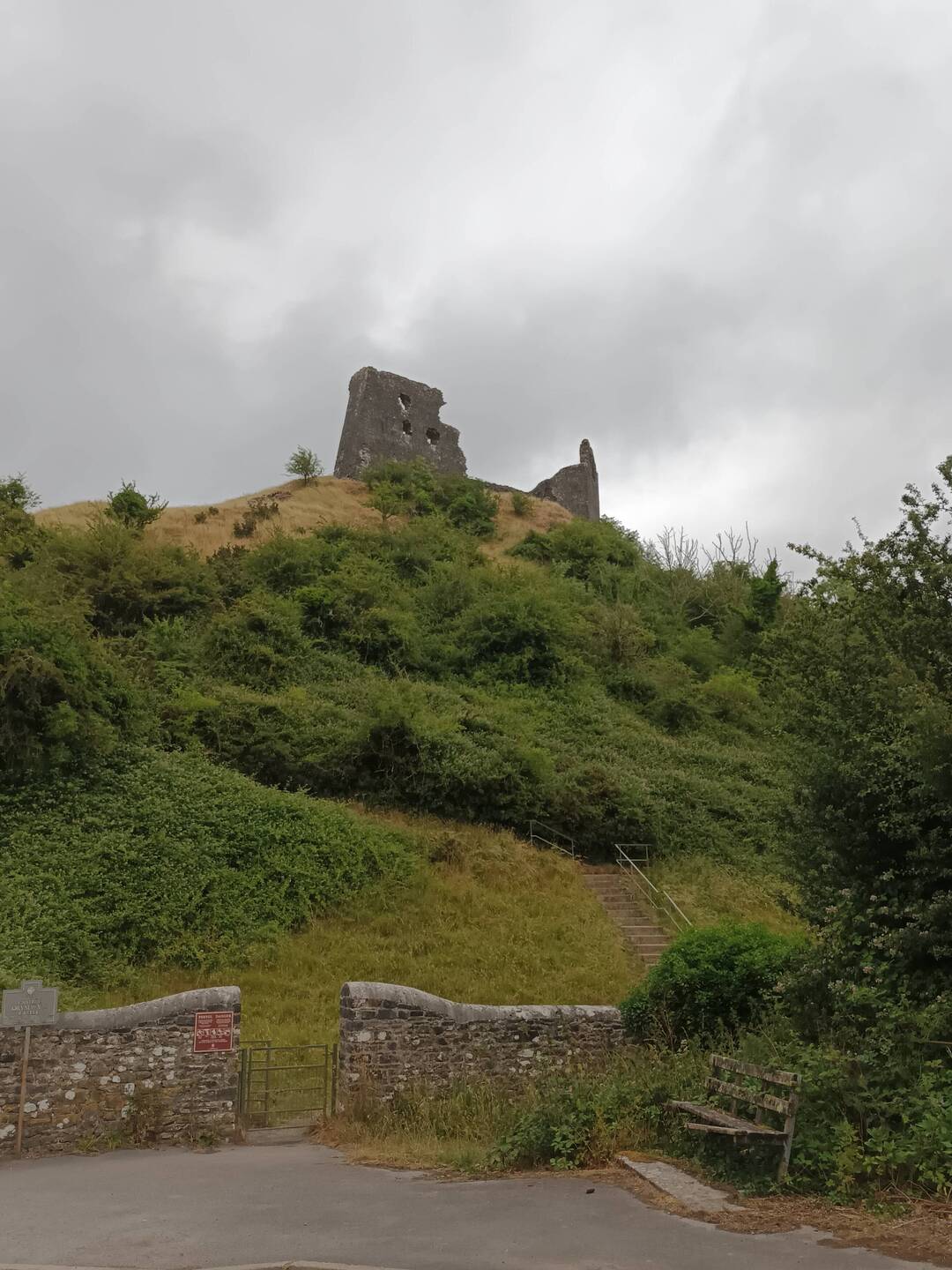 A night below a ruined castle