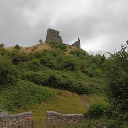 A night below a ruined castle