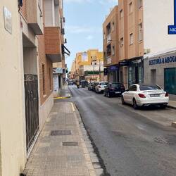 Eine kleine Gasse im Ort. Mir gefällts hier nicht.