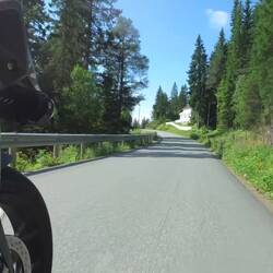 Klein kurvige Straßen bei Sonnenschein
