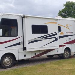 Dieses riesige Wohnmobil, das seitlich erweiterbar ist, gehört einfach hergezeigt.