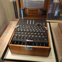 Eine deutsche Enigma-Maschine zur Nachrichtenverschlüsselung