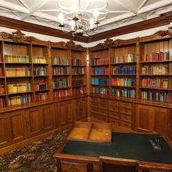 Auch eine imposante Bibliothek stand zur Verfügung