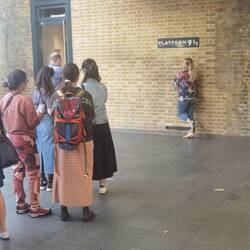 ..um Harry Potter zu spielen (im Bahnhof King's Cross)