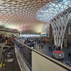 Blick von der Empore auf den Schwesterbahnhof King's Cross