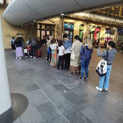 Alle stehen Schlange..