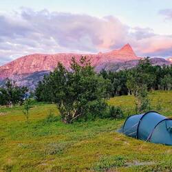 es ist jetzt 01:18 & die Sonne scheint noch immer