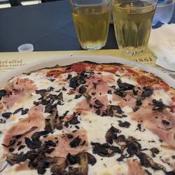 Weltbeste Pizza, dünner rustikaler Teig, Mozzarella und sehr heißer Ofen