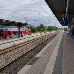 Mutti wartet noch. Zug kam allerdings auserplanmäßig auf Gleis 2 an.