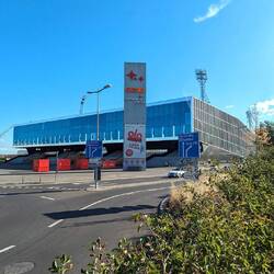 Fußballstadion mit Einkaufszentrum