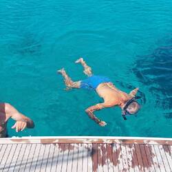 Vom Boot ins glasklare Meer