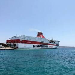 eusi 200+m Fähre im Hafe vo Milos