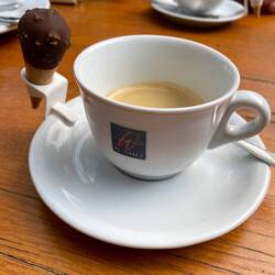 Espresso mit Mini-Eis nach dem Essen 😍😋