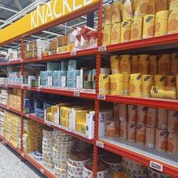 Zwei Reihen komplett mit Knäckebrot. Wir sind dabei uns durchzuprobieren.