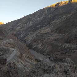Blick vom Dorf auf die Berge