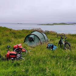 Mitternachtssonne hinter Wolken
