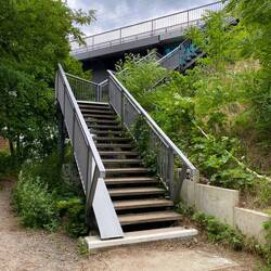 Aufgang zur Eisenbahnbrücke