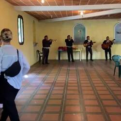 Es isch Lehrertag gsi und de heisi üsi Lehrer mit Gschänkli und Musik überrascht😁🎁💐