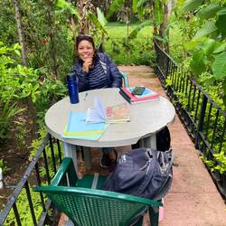 D'Lehrerin und z Schuelzimmer vor Sam😁