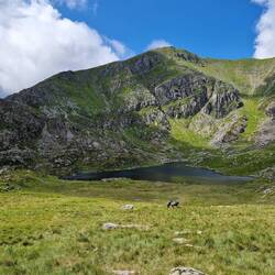 Pen Yr Ole Wen looking west, illustrating the steep descent on the left of the photograph