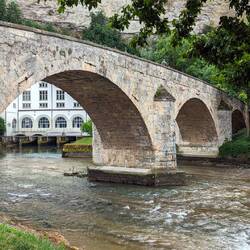 Mittlere Brücke mit dem Ölbergwerk (im Hintergrund)