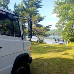 Harvest Hosts Stellplatz am Madawaska River, Ontario, Kanada