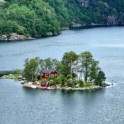 Kleine Insel mit Ferienhaus im Lovrafjorden