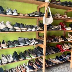 Second Hand Ware in einem Laden im Zentrum 🥾