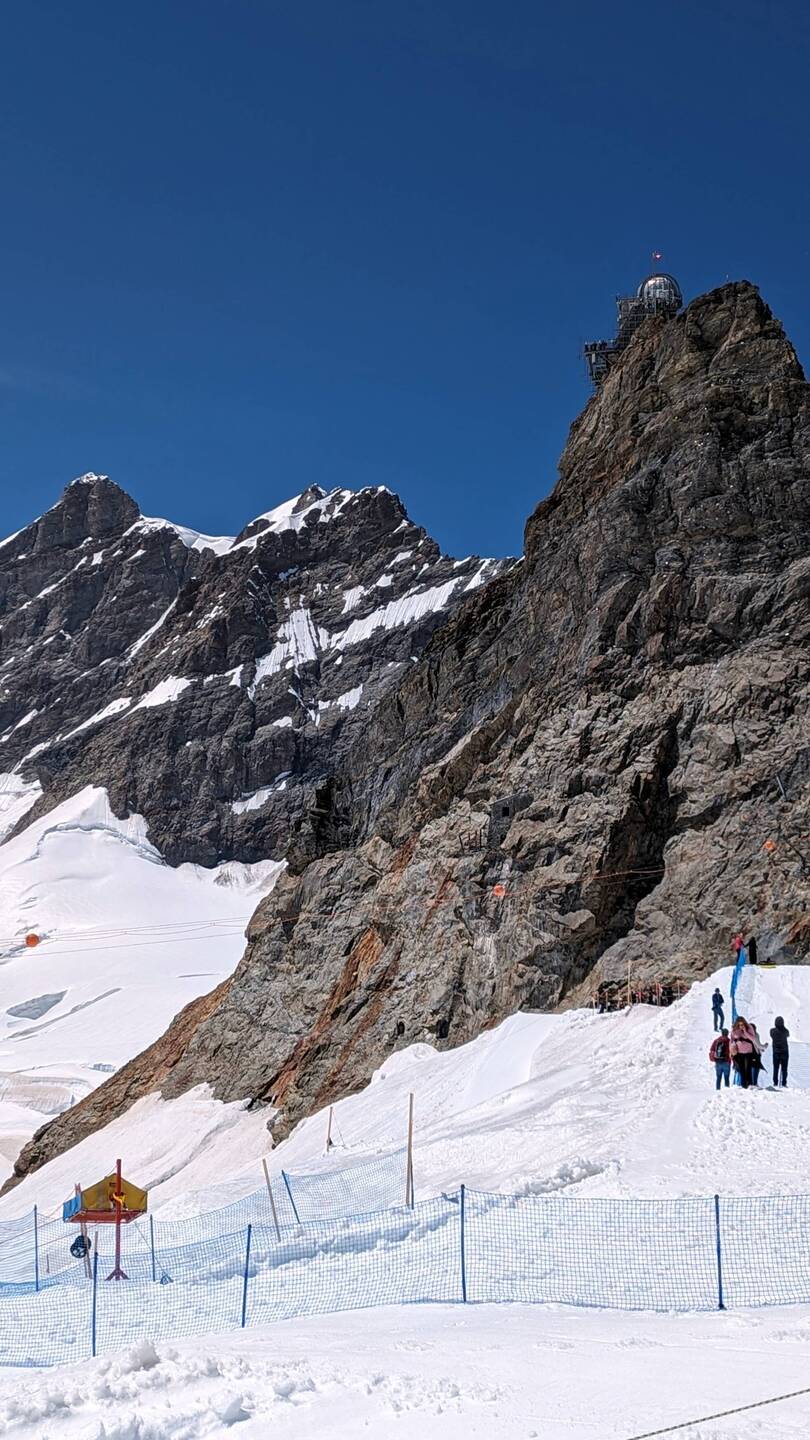 Jungfrau (links im Hintergrund) und das Jungfraujoch (rechts)