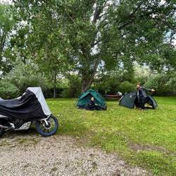 Sie ist selbst nicht sicher, ob das Zelt die Nacht übersteht