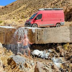 Kurze Dusche auf 4.240m im halbgefrorenen Fluss