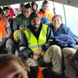 In unserem eigenen Minibus mit dem Team