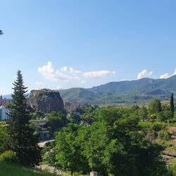 Der 'Stadt-Stein' im Hintergrund