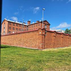 Hinter Gittern mit Meerblick