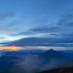 Sunrise ufem Acatenango mit Sicht ufe Vulkan Agua und Antigua😄