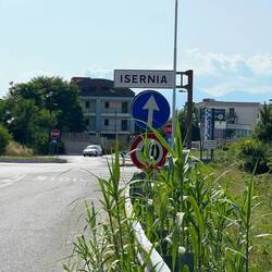 Als fußhänger darf man wieder über die Straße in die stadt kommen